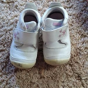 Girls striderite tennis shoes